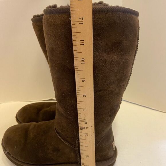 Ugg classic boot brown size 7 - Picture 2 of 8